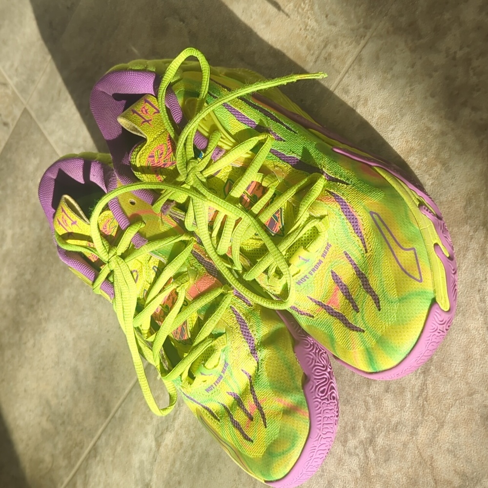 Puma Kids Basketball Sneakers in Neon Yellow and Purple Size 5 (US)